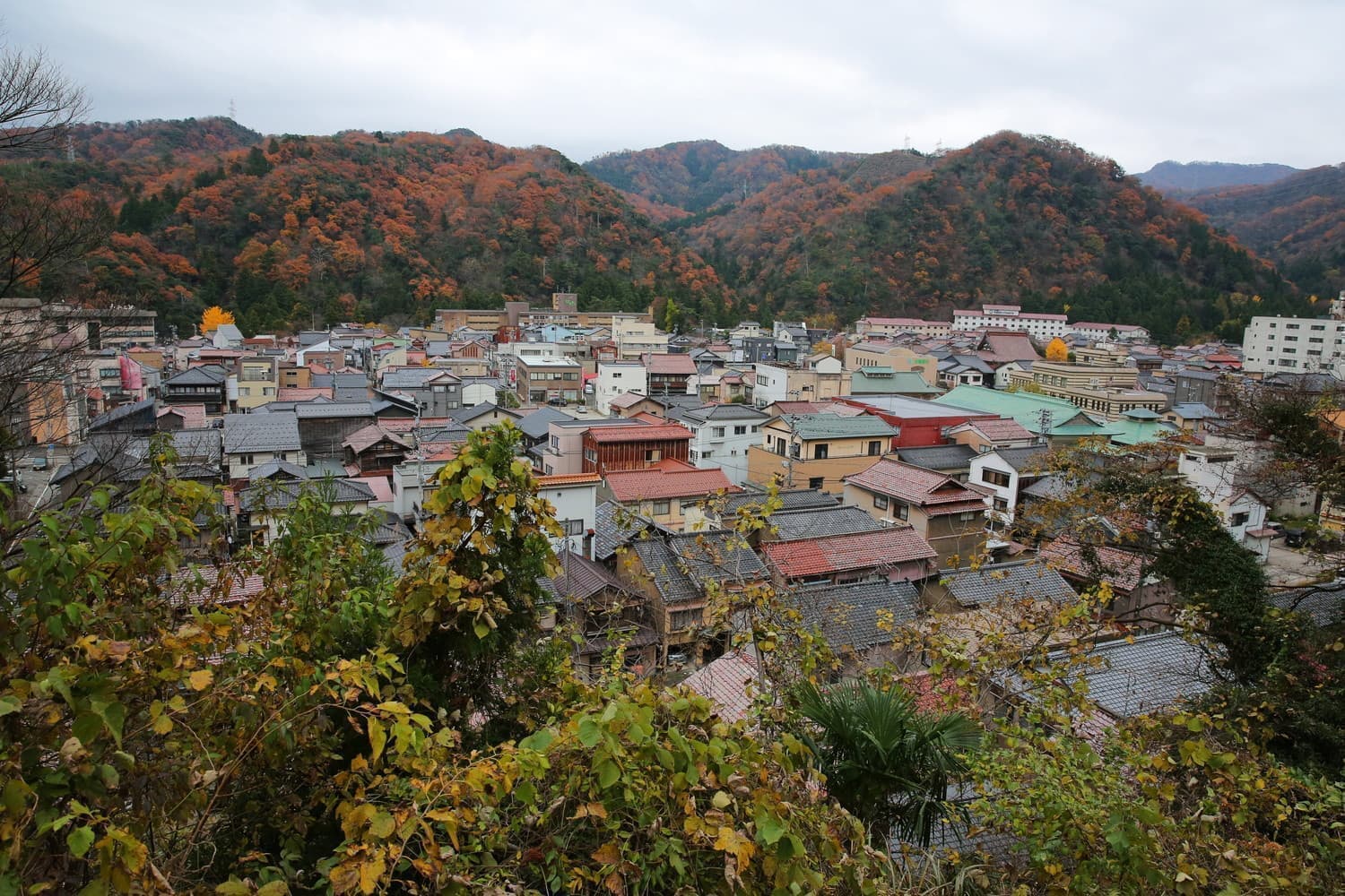 山中の街並み